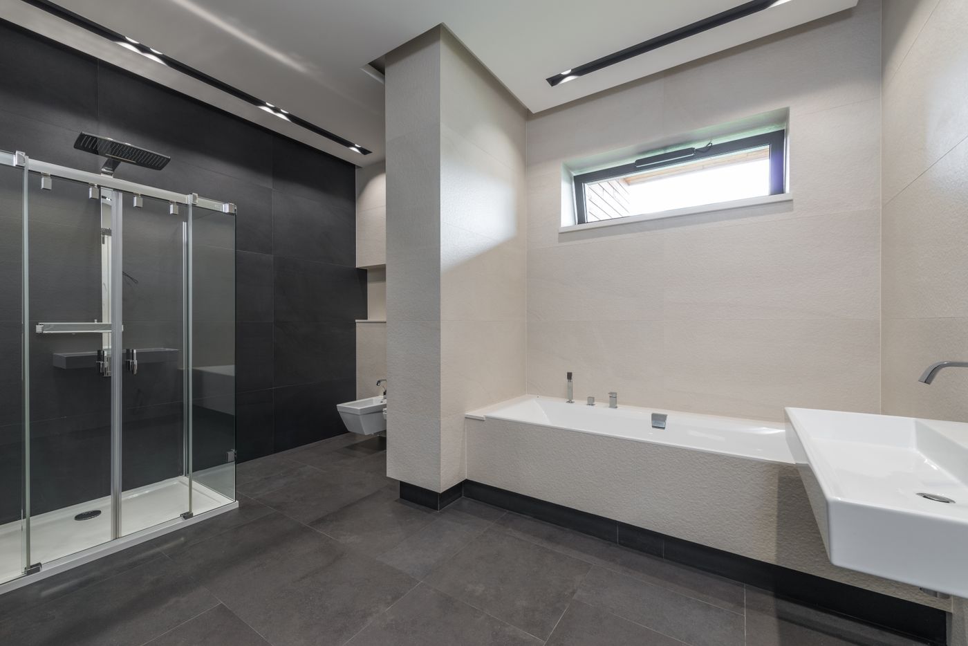 Salle de bains avec douche vitrée, baignoire et lavabo